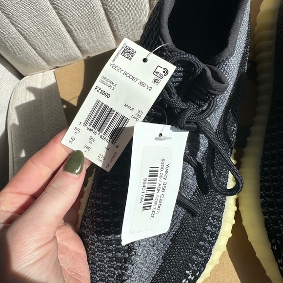 Yeezy Boost 350 size 10 BRAND NEW - Picture 4 of 6